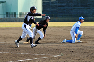 2009年11月19日（金）　VS西濃運輸　オープン戦　8回、西濃運輸キャッチャー森根の落球を見逃さず、好走塁で帰還した山腰選手