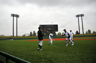 2010年5月14日　富山大会　第一試合のこの日、重い雲におおわれ、小雨の振る中ノック開始