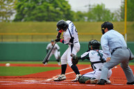 2010年5月14日　富山大会　インコースの球を上手く肘をたたみ跳ね返す砂川選手