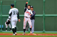 2010年5月14日　富山大会　一打逆転のチャンスをつくりガッツポーズを見せる佐藤祐亮選手