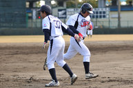 2011年3月2日　オープン戦　対　西濃運輸　矢野コーチの祝福を受ける中居選手
